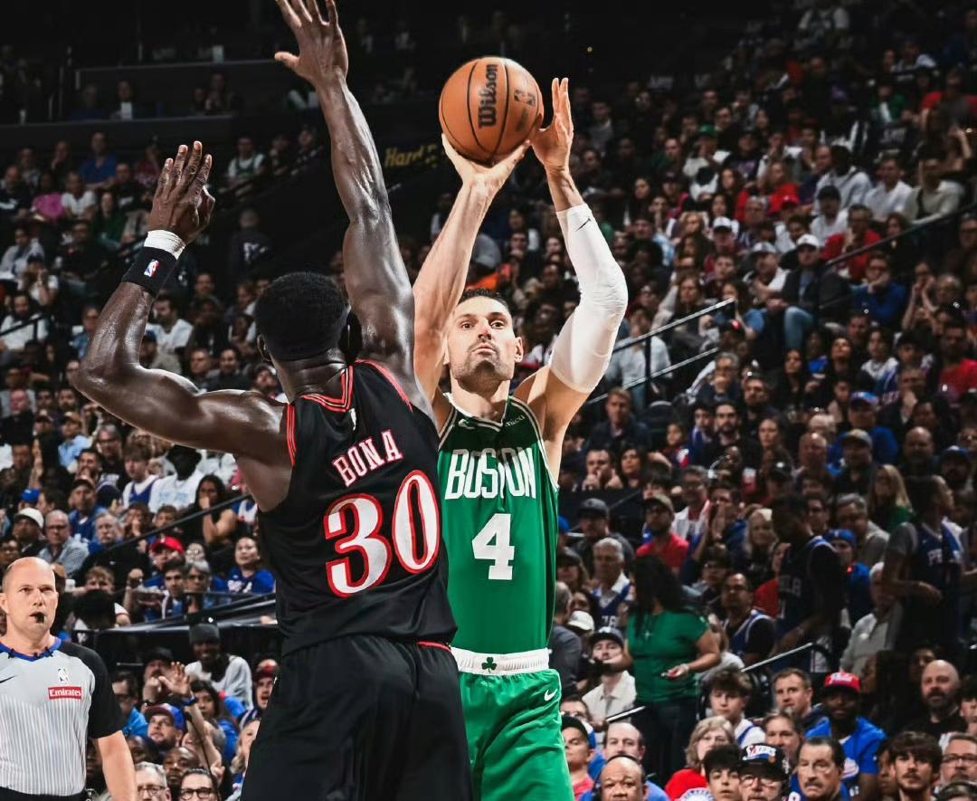 开云入口-绿军险胜76人！2-1领先，双探花轰50+11+11，马克西空砍31分6助